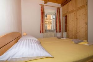 a room with two beds in a room at APARTMAN ŠARE in Crikvenica
