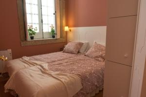 ポルトにあるOporto Center Clean & Cozy Apt 4のベッドルーム(ベッド1台、鏡付)