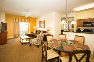 uma sala de estar com uma mesa e uma sala de jantar em Lake Buena Vista Resort Village and Spa, a staySky Hotel & Resort Near Disney em Orlando