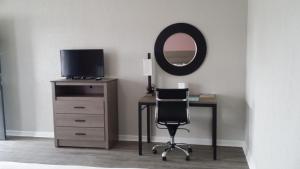 TV a/nebo společenská místnost v ubytování Econo Lodge Inn & Suites