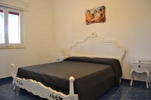 una camera con letto con struttura bianca di Villa Graziella a Ostuni
