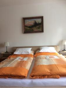 Duas camas sentadas uma ao lado da outra num quarto em Apartmán Náměstí Horníků em Trutnov