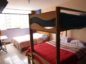 Katil dua tingkat atau katil-katil dua tingkat dalam bilik di Hospedaje Centro