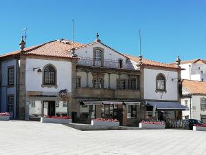 un grand bâtiment en face d'une rue dans l'établissement Cabeço das Fráguas - apartamento centro cidade da Guarda, à Guarda