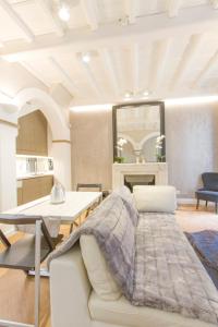 un soggiorno con divano bianco e tavolo di Elegante e completamente arredato apt in Duomo a Milano