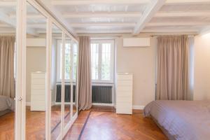 1 dormitorio con cama y ventana en Elegante e completamente arredato apt in Duomo, en Milán