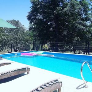 una gran piscina con agua azul en Posada La Rosita, en Santa Rosa de Calamuchita 29 fotos más