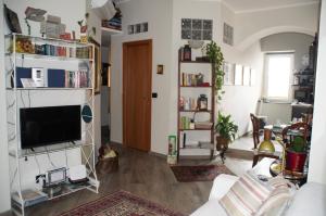 sala de estar con sofá y TV en Ipazia House en Génova