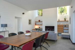 sala de estar con mesa de madera y sillas en L'Abelli d'Estelle, en Le Touvet