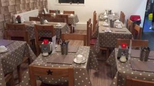 ein Esszimmer mit Tischen und Stühlen mit Polka-Punkten in der Unterkunft Fairway Hotel in Blackpool