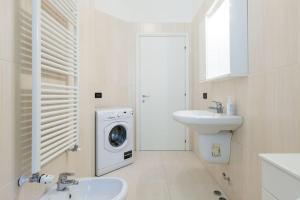 bagno bianco con lavatrice e lavandino di Spacious and new apt in Città Studi a Milano Altre 35 foto