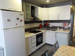 Een keuken of kitchenette bij Хорошая Квартира в Центре 1