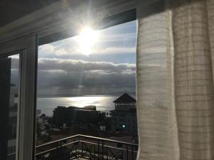 d'un balcon avec vue sur l'océan. dans l'établissement Penthouse Canico Mar, à Caniço
