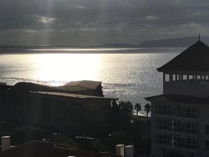 une vue sur une grande étendue d'eau avec des bâtiments dans l'établissement Penthouse Canico Mar, à Caniço