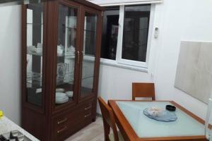 uma cozinha com uma mesa de jantar e um armário de louça em Bank Respublika Apartment em Baku