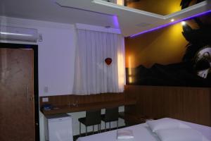 Habitación de hotel con cama y bar. en Motel Fuego (Adults Only), en Betim 5 fotos más