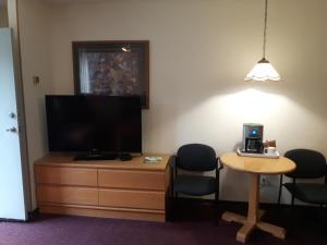 Телевизор и/или развлекательный центр в Inntowne Motel