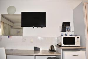 A kitchen or kitchenette at Port O'Call Motel