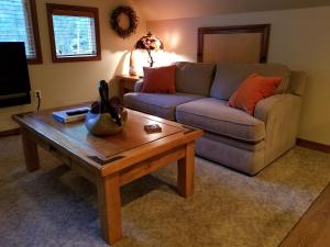 A seating area at Cozy Studio Apartment