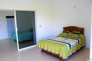 ein Schlafzimmer mit einem Bett und einem Spiegel in der Unterkunft Sunset House Zihuatanejo in Zihuatanejo + 37 Fotos