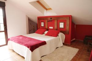 A bed or beds in a room at Hotel Rural Valle del Tuejar