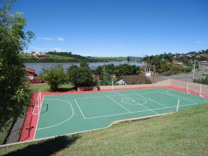 an overhead view of a tennis court next to the water at Hotel Nascentes da Serra in Poços de Caldas