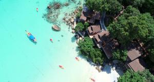 una vista aerea di una spiaggia con persone in acqua di Chareena Hill Beach Resort a Koh Lipe
