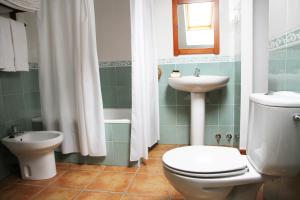 A bathroom at Hotel Rural Valle del Tuejar
