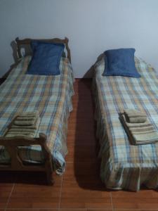 dos camas sentadas una al lado de la otra en una habitación en Corazon De Mendoza en San Rafael