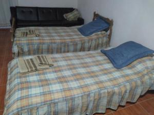 dos camas sentadas una al lado de la otra en una habitación en Corazon De Mendoza en San Rafael