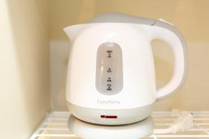 un frullatore elettrico bianco seduto su un bancone della cucina di Tourisakuraann 1goukann a Kyoto