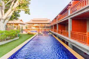 Bazén v ubytování The Chaya Resort and Spa nebo v jeho okolí