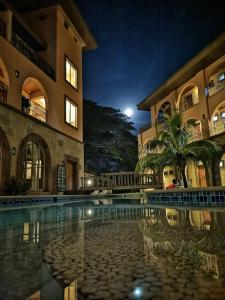 un gran edificio con piscina por la noche en Corto del Mar Hotel en Corón