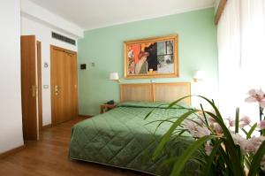 Postel nebo postele na pokoji v ubytování Hotel Touring