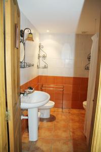 A bathroom at Hotel Rural Valle del Tuejar