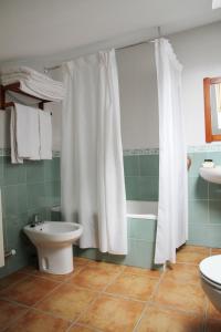 A bathroom at Hotel Rural Valle del Tuejar