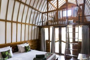 una grande camera con un letto e una scala di Cotton Tree Cottages a Gili Trawangan Altre 48 foto
