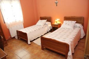 A bed or beds in a room at Hotel Rural Valle del Tuejar
