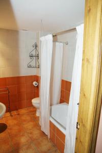 A bathroom at Hotel Rural Valle del Tuejar