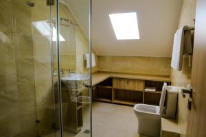 Vonios kambarys apgyvendinimo įstaigoje Reve Mariage