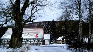 ErkerodeにあるFerienwohnung Das Fuchsrevierの雪の上に十字を付けた家