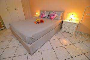 a bed with two flowers and two lamps on it at Casa Bellavista in Terzorio