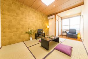 salon z kanapą i stołem w obiekcie Vacational Rental Sunny Heights w mieście Kanazawa