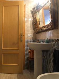 レス・カセス・ダルカナールにあるLo Chaletのバスルーム(シンク、鏡、ドア付)