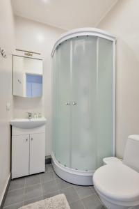 Et badeværelse på Suites by Riga Old Town + 39 billeder