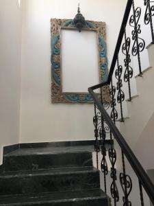 un marco de imagen en una pared junto a una escalera en Little Ganesha Inn en Jaipur