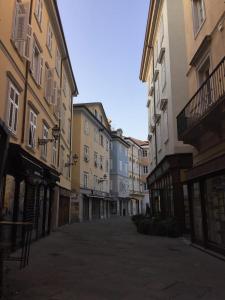 een lege straat in een stad met gebouwen bij La Porta Bianca in Trieste