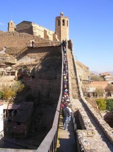 a group of people walking on a wall at El 3 del Holandés in Balaguer