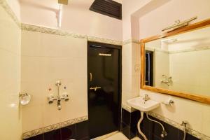 un bagno con lavandino e specchio di Shanti Home a Jaisalmer