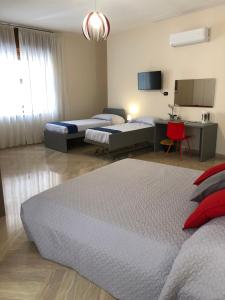 Posteľ alebo postele v izbe v ubytovaní Napoli City Inn